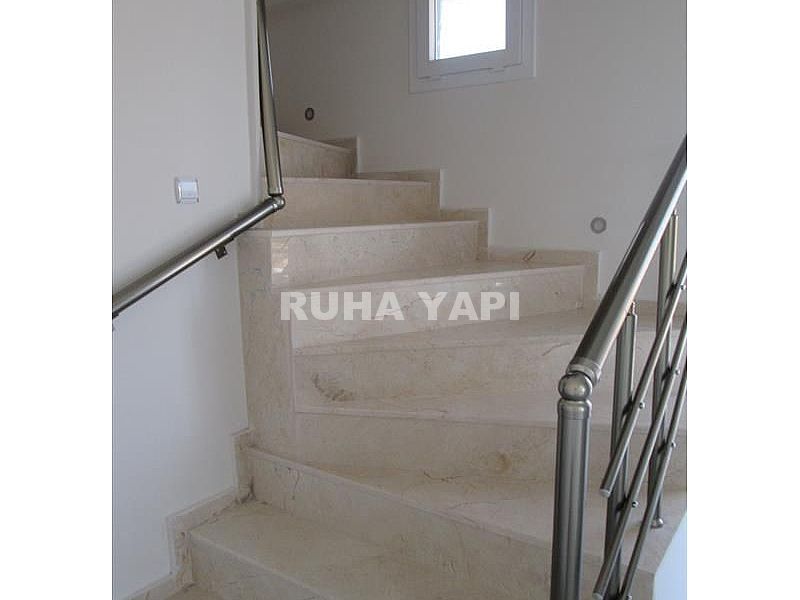 didim liman yolunda 4+1 ayrı mutfak otoparklı bahçeli villa