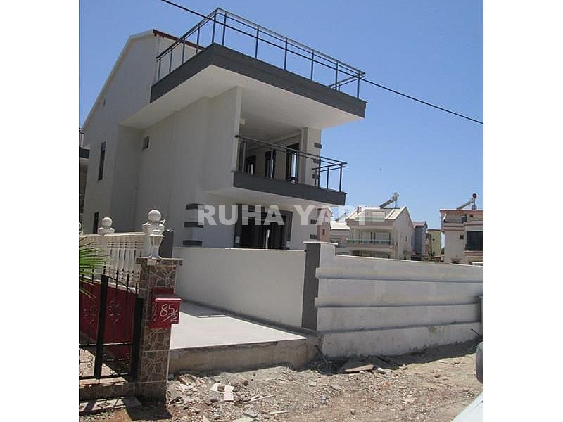 YEŞİLKENT YOLUNDA YOLA SIFIR TAM MÜSTAKİL HAVUZLU BAHÇELİ VİLLALAR